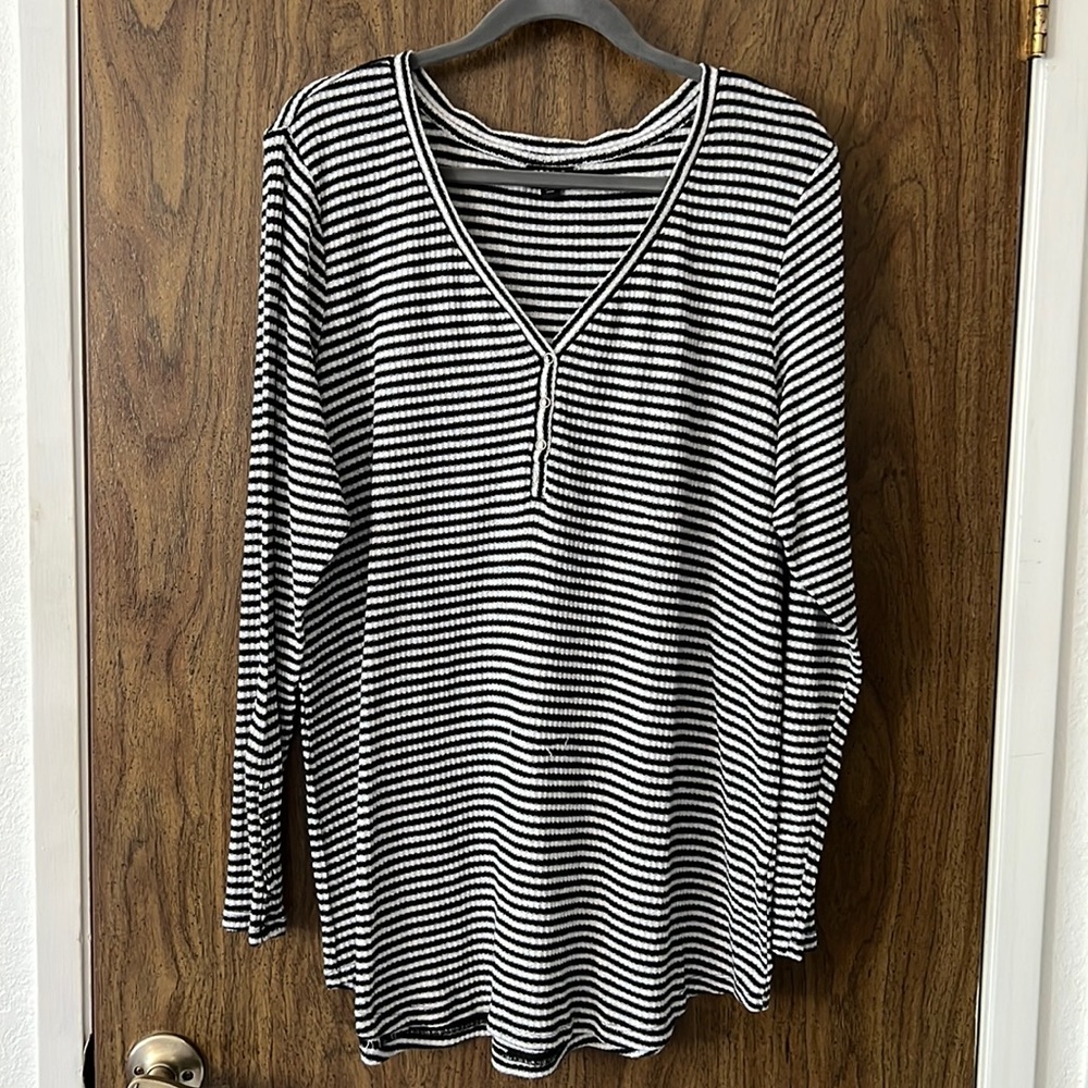 Black/White Long Sleeve V-Neck Tee